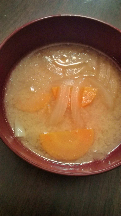 我が家の味噌汁(人参と玉ねぎ)隠し味入りの画像