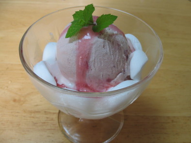 ヨーグルトマシュマロアイスイチゴ風味の写真