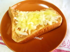ピーナツバターとチーズのトースト☆の画像