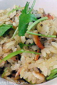 桜海老と塩昆布の炊き込みご飯