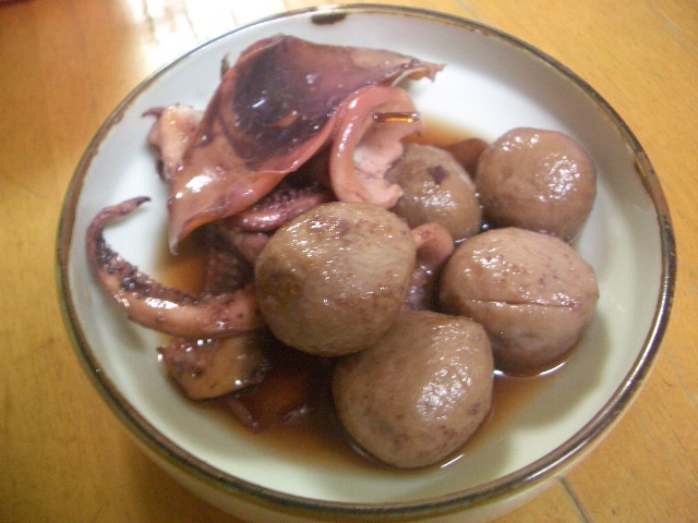 里芋とイカの煮物の画像