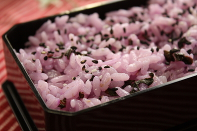 夏秋限定のお楽しみ！紫色の金時草ご飯♪の写真