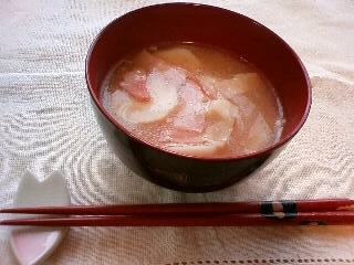 里芋とベーコンのお味噌汁の画像