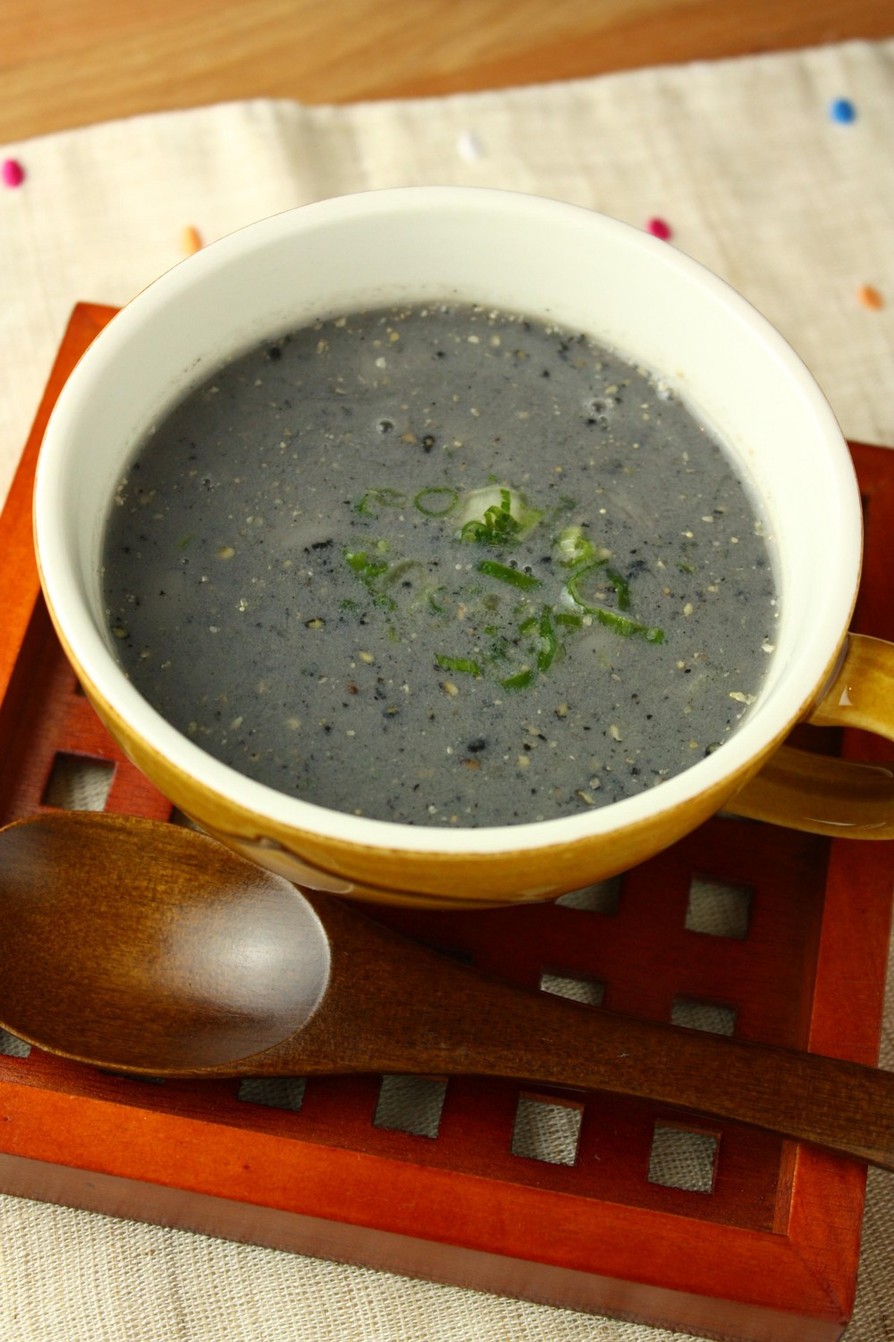 「黒ごま豆乳ワンタンスープ」の画像