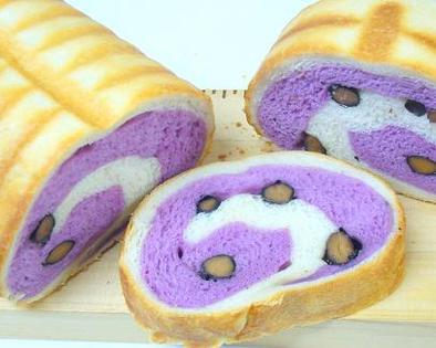 紫いもと黒豆のぐるぐるパンの写真