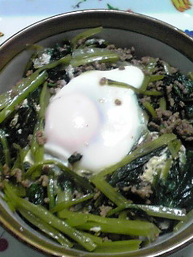 小松菜とひき肉の半熟卵のせ丼の写真