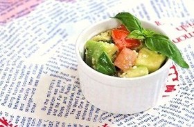 トマトとアボカドのバジルサラダ