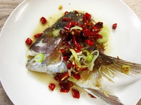 湖南料理!辛い!!刻み唐辛子と魚の頭蒸し