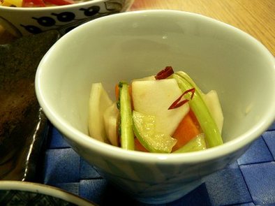 いろいろ野菜とりんごの水キムチの写真