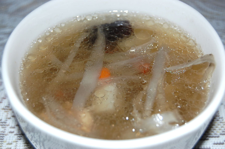棗とクコの実、ゴボウの薬膳スープの画像