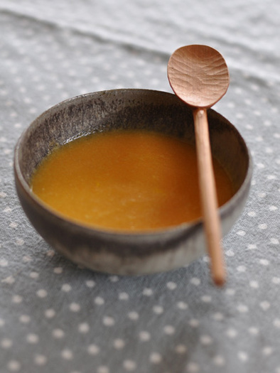 キャベツと人参のカレー風味スープの写真