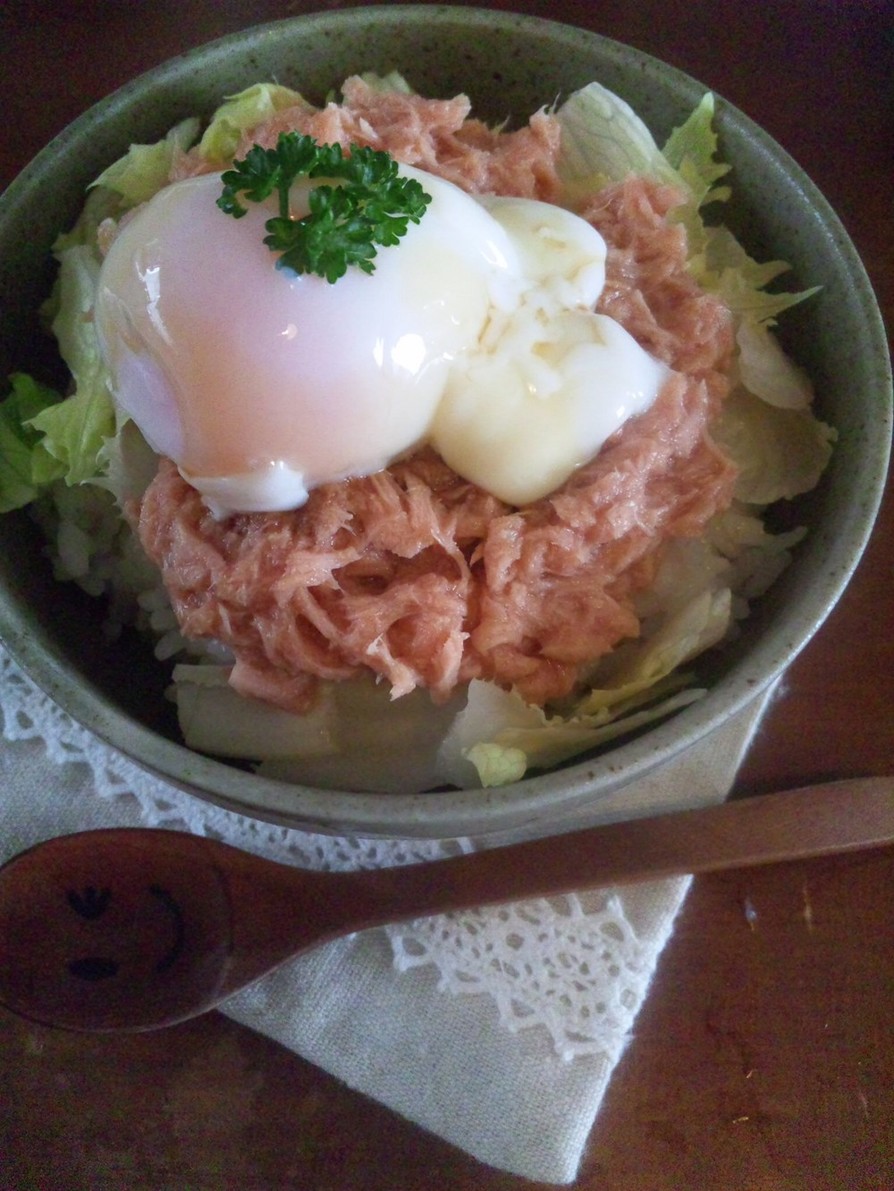 ピリ辛ツナ丼☆温泉卵のせの画像