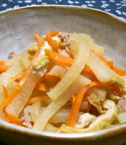 大根・人参・油揚げでほっこり味の煮物の写真
