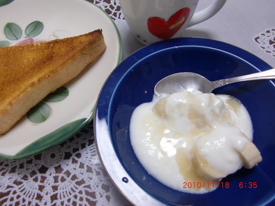 定番朝食☆バナナヨーグルト♪の写真
