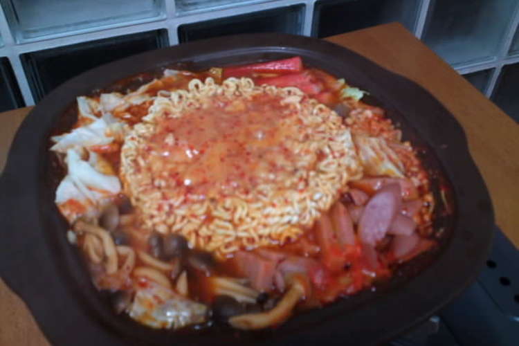 キムチ鍋はもう飽きた やみつき ブデチゲ レシピ 作り方 By めがばいと クックパッド 簡単おいしいみんなのレシピが367万品