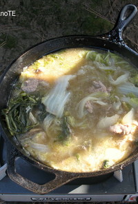 白菜と豚ひきのスープ　屋外ダッチオーブン