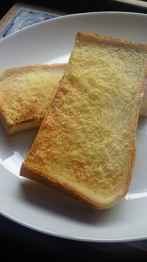 パルメザンチーズでカリカリトースト☆の画像