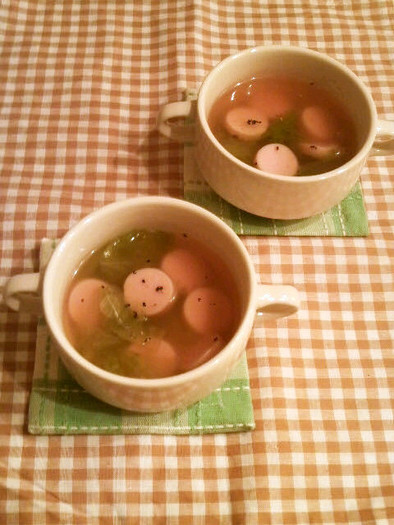 レタスと魚肉ソーセージのスープの写真