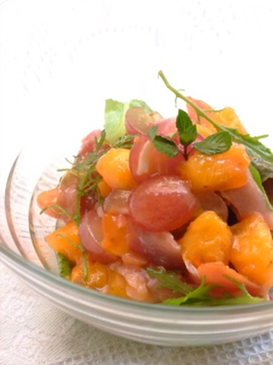 柿とぶどうの生ハムサラダの写真