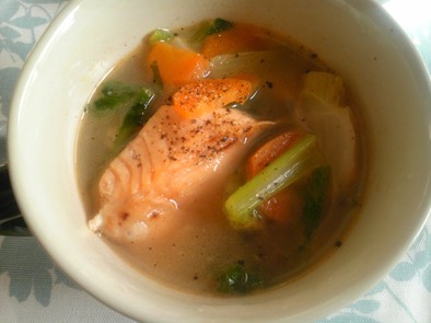 鮭とかぶのコンソメスープの写真