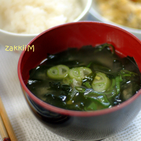 レンジで超手抜き♪たっぷりワカメの味噌汁