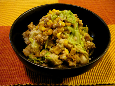 里芋とキャベツの挽肉サラダの写真