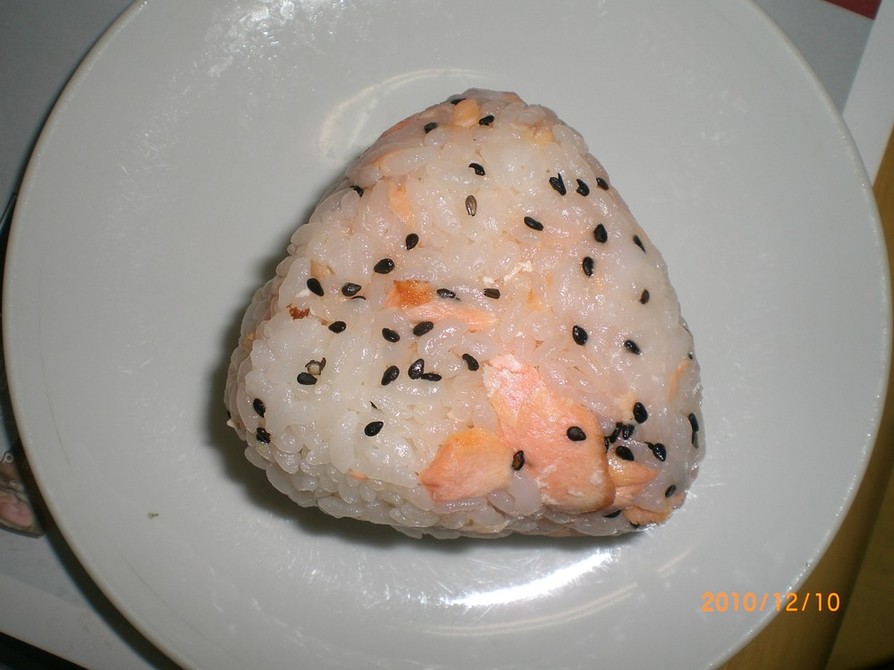 甘塩鮭とごましおのおにぎりの画像