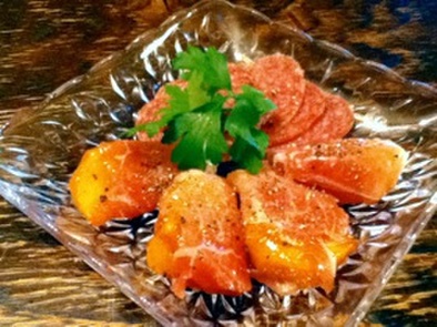 柿と生ハムの冷菜の写真