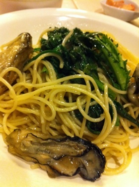 牡蠣と春菊のオイル仕立てパスタ