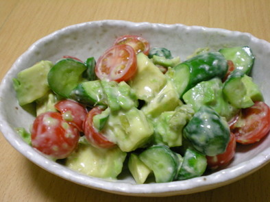 アボカド・きゅうり・トマトのワサビサラダの写真