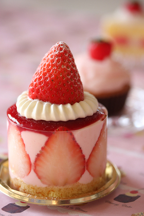 彩り綺麗! イチゴムースケーキ