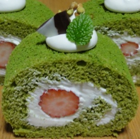 いちご抹茶ロールケーキの画像