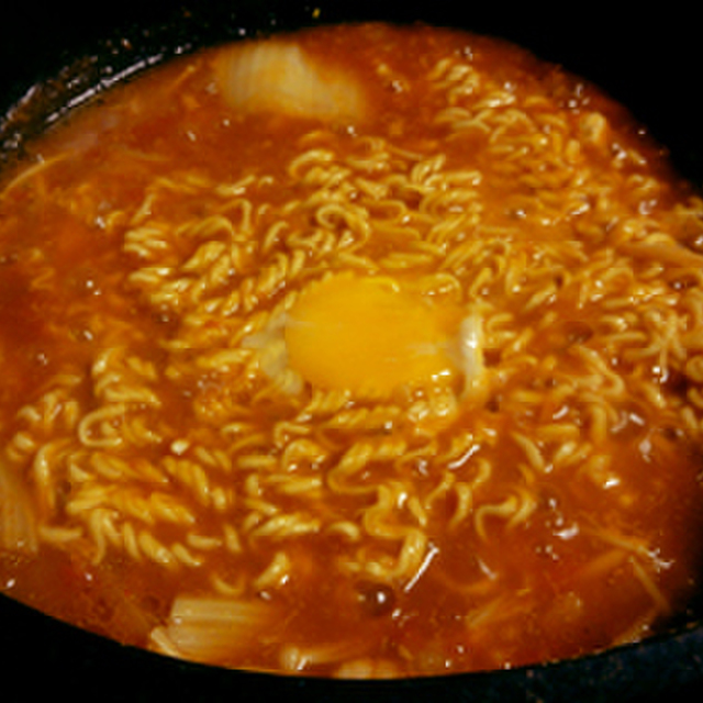 トマト鍋のシメに トマト味噌ラーメン レシピ 作り方 By Mizasu クックパッド 簡単おいしいみんなのレシピが377万品