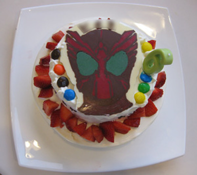 仮面ライダーオーズのキャラチョコケーキの写真