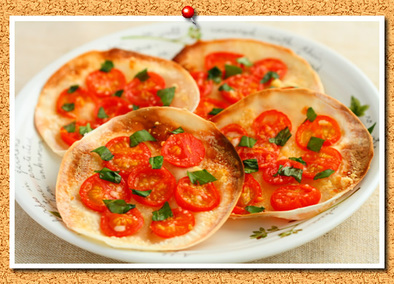 クリスマス♪餃子の皮deトマトハジルピザの写真