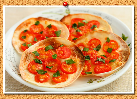 クリスマス♪餃子の皮deトマトハジルピザの画像