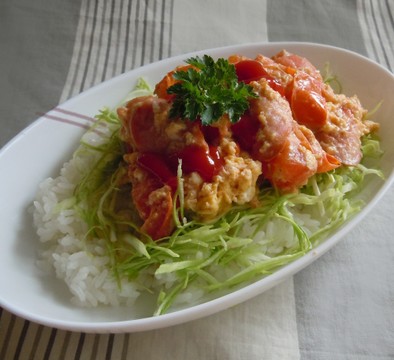 お魚ソーセージとトマトの簡単丼の写真