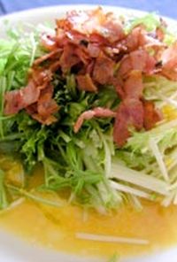 水菜とベーコンの卵黄ドレッシングサラダ