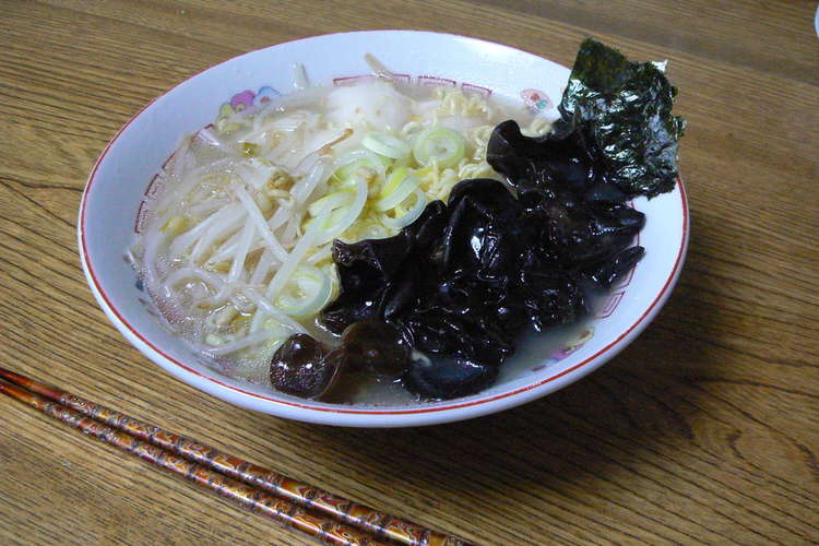 乾燥きくらげとモヤシで白黒ラーメン レシピ 作り方 By 花大好き クックパッド 簡単おいしいみんなのレシピが352万品