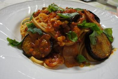 ナスとベーコンのスパゲッティーニの写真