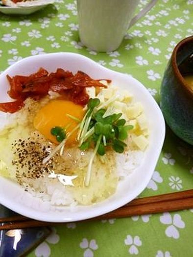 チーズと福神漬けの卵かけご飯　カレー風味の写真