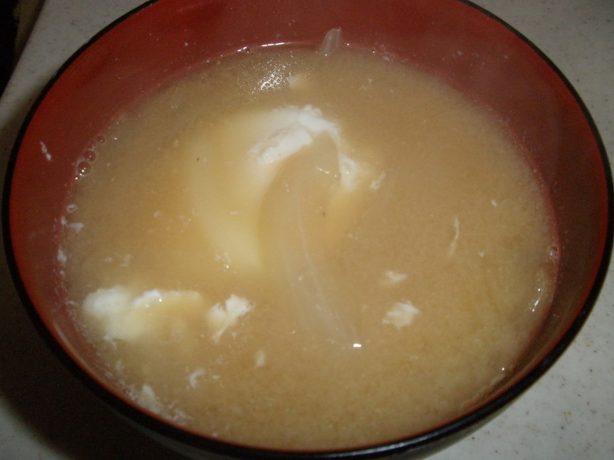 炒めたタマネギと卵のお味噌汁の画像