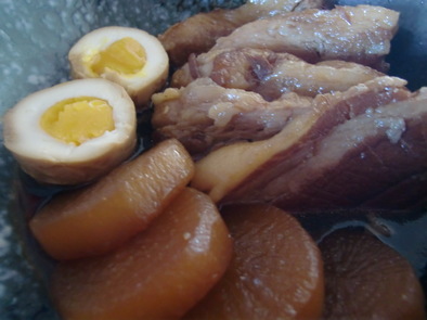 豚の角煮、飴色大根、半熟煮卵の写真