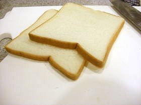 サンドイッチパンを上手にスライスする方法の画像