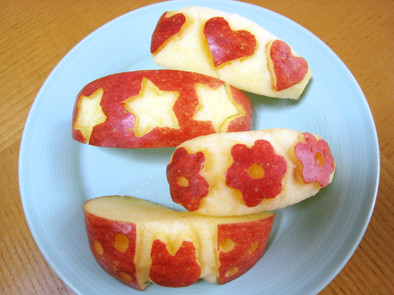 お弁当に(◕‿◕✿簡単りんごの飾り切りの写真