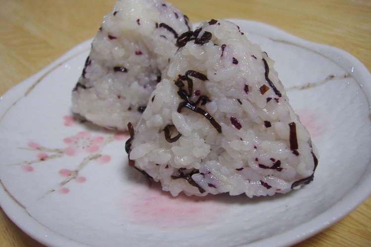 赤しそと塩昆布のおにぎり レシピ 作り方 By せつみか クックパッド 簡単おいしいみんなのレシピが366万品