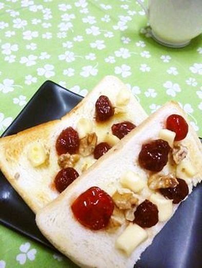 砂糖漬けフルーツと胡桃とチーズのトーストの写真