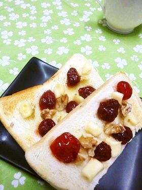 砂糖漬けフルーツと胡桃とチーズのトーストの画像