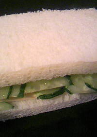 チーズときゅうりのマヨバターサンドイッチ