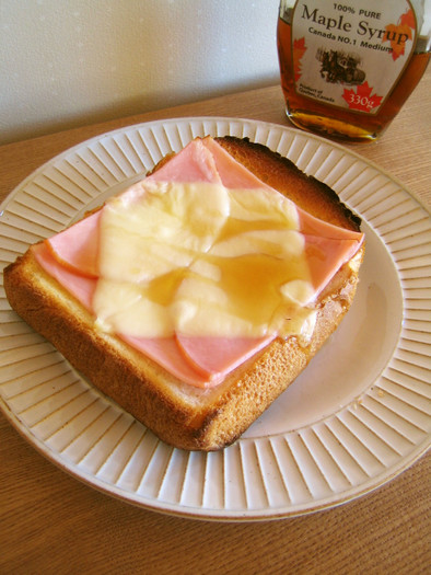 お食事トースト☆メープル＋ハム＋チーズの写真